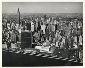 (NEW YORK--AERIAL VIEWS) A selection of 40 spectacular photographs depicting the metropolis of Manhattan and its surrounding regions.